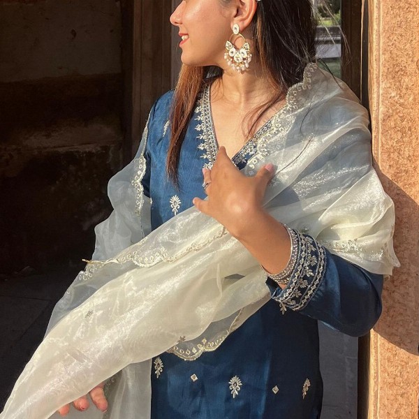 VredeVogel Ethnic Motifs Embroidered Thread Work Kurta With Trousers & Dupatta