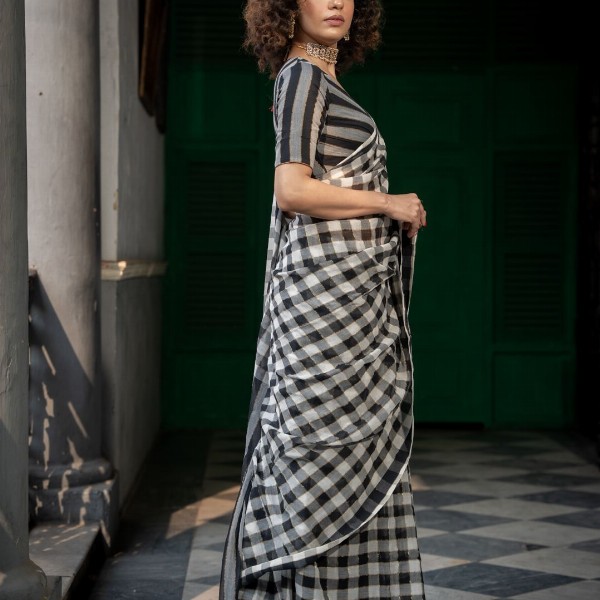 Suta Checked Suta Multi Color Pure Cotton Zari Saree.