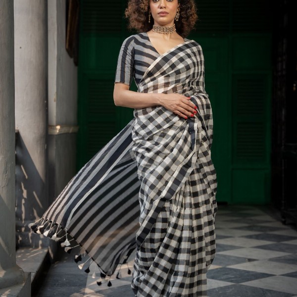 Suta Checked Suta Multi Color Pure Cotton Zari Saree.