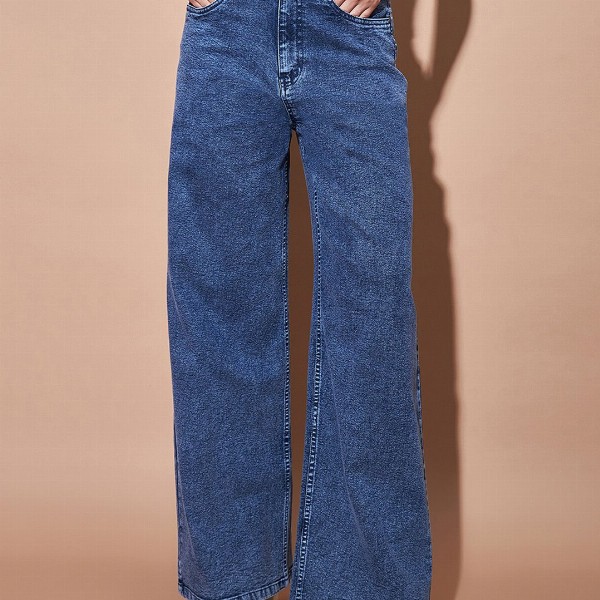 SASSAFRAS BASICS Women Straight Fit High-Rise Clean Look Heavy Fade Jeans