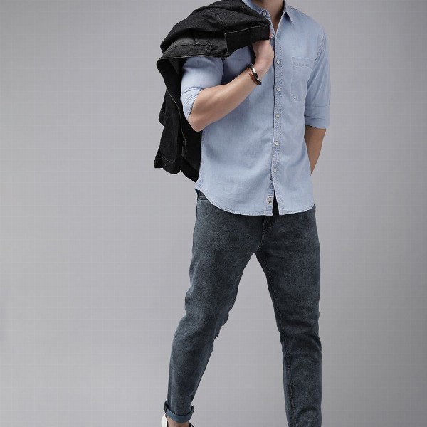 The Roadster Lifestyle Co Men Light Blue Solid Regular Fit Chambray Casual Shirt