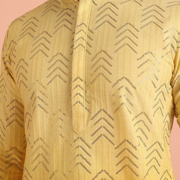 KISAH Men Paisley Embellished Mirror Work Kurta