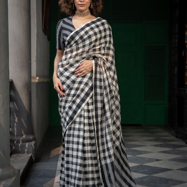 Suta Checked Suta Multi Color Pure Cotton Zari Saree.